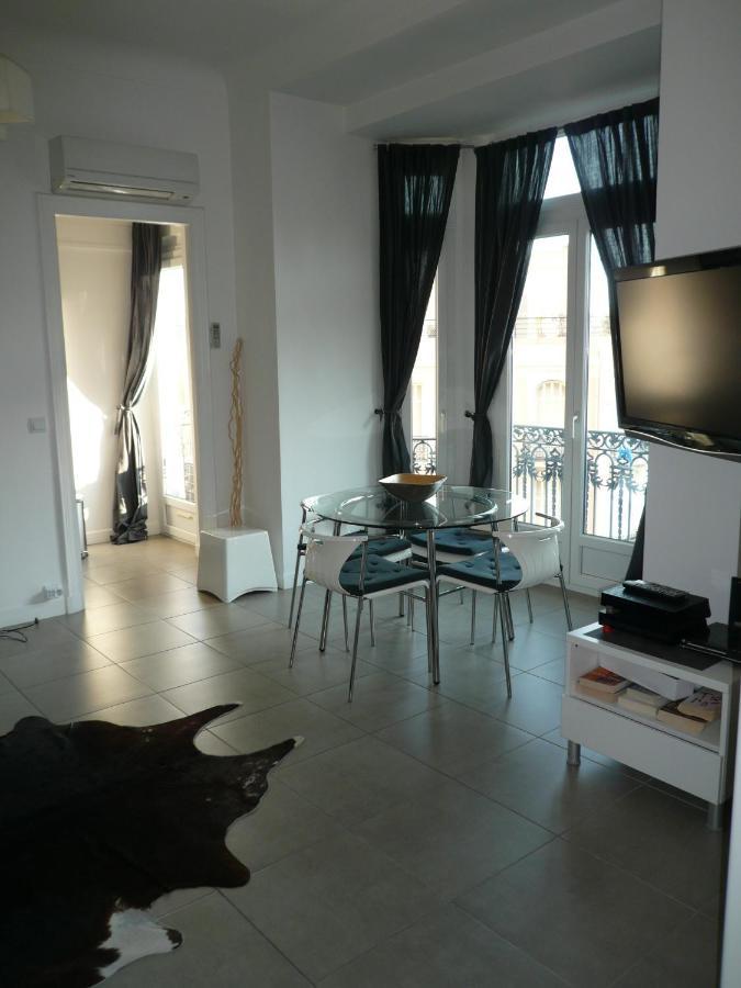 2 Pieces, Centre Ville, 50 Metres Plages Et Mer. *