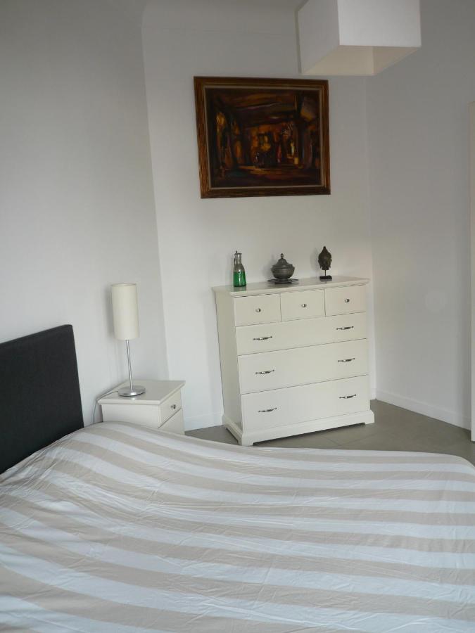 2 Pieces, Centre Ville, 50 Metres Plages Et Mer. *