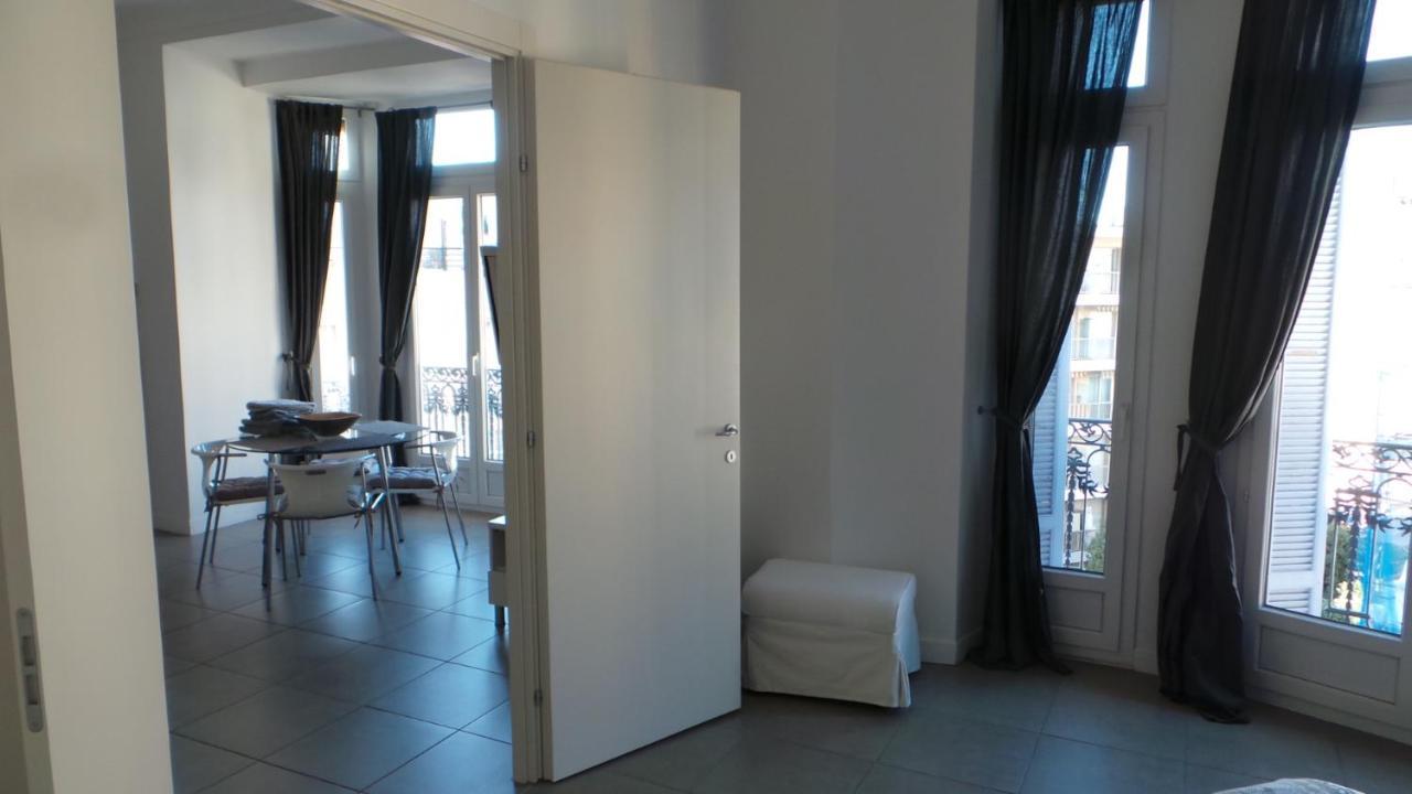 2 Pieces, Centre Ville, 50 Metres Plages Et Mer. *