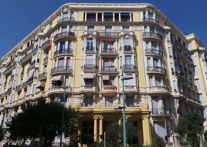 2 pièces, Centre Ville, 50 mètres plages et mer.