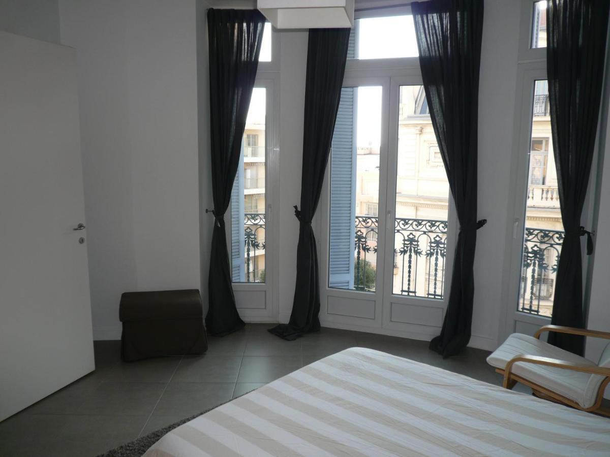 2 Pièces, Centre Ville, 50 Mètres Plages Et Mer. Appartement