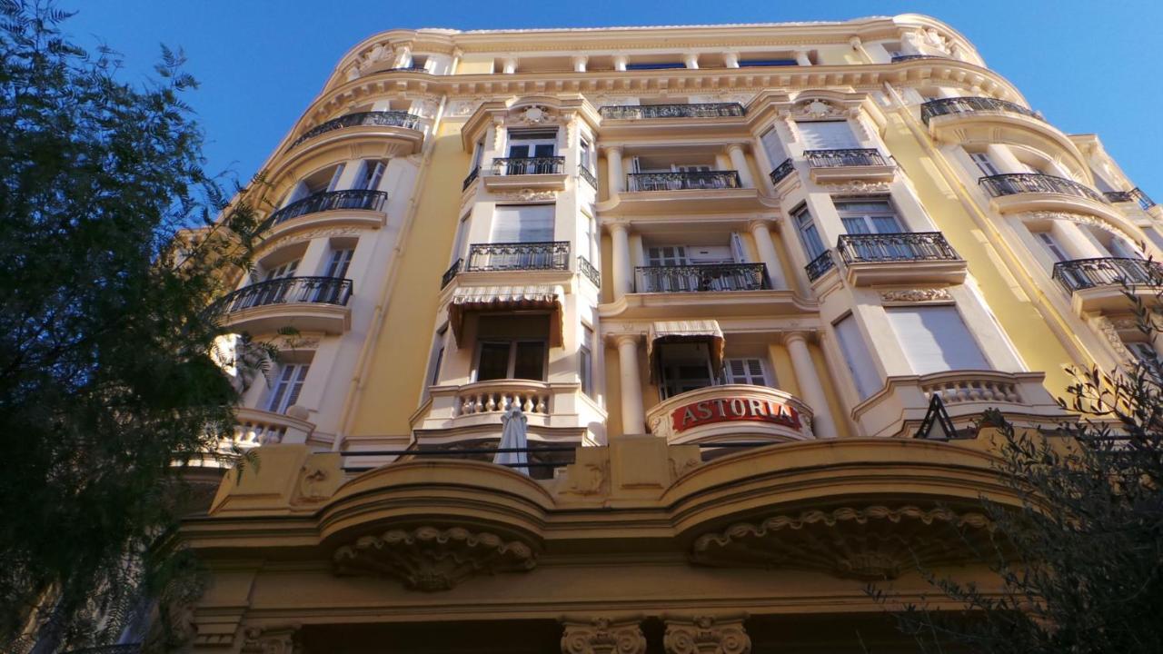 Appartement 2 Pièces, Centre Ville, 50 Mètres Plages Et Mer. *
