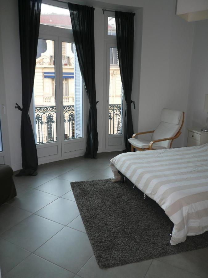 2 Pièces, Centre Ville, 50 Mètres Plages Et Mer. * Menton